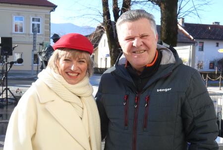 TRIJE DOBRI MOŽJE, ROMANA KRAJNČAN IN JELENI PRIREDITEV PRED KULTURNIM DOMOM 15 FOTO LJUBO VUKELIČ